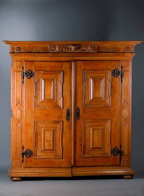 Schrank, deutsch, dat. 1710, Eichekorpus, Inlets Obst u.Nußbaumholz, Inlets vielfach getreppt, reich verzierte Eisenbeschl., Kopf m plastischer ...