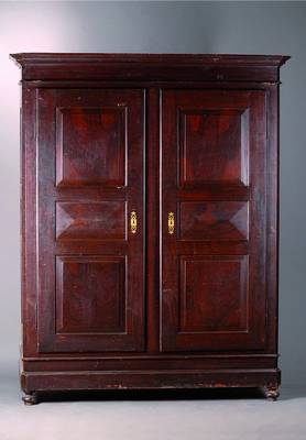 Schrank, wohl Pfalz, um 1830, auf Rahmen gearb., ausgesuchtes Kiefernholz, Bemalung in Nußbaumstruktur um 1850, Schloß sek., 2-türig,Front u. ...
