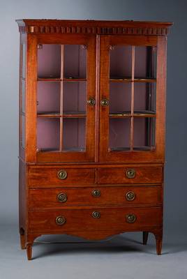 Vitrine, England, um 1900, Eiche, Unterteil 4-schübig, Oberteil 3-seitig verglast und versprosst, 2 Scheiben defekt, sparsame Blütenschnitzerei, ...