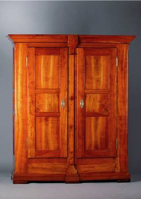 Biedermeierschrank, Schwarzwald, Freiburg, um 1820, Kirschbaum massiv, 2-türig, Front und Seiten kassettiert, Kopf mittig m. sparsamer Sternenverz., ...