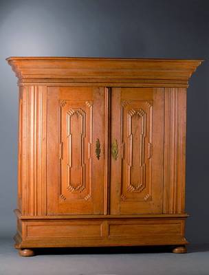 Barockschrank, westfälisch, 18. Jh., Eiche massiv, 2-türig, Front und Seiten kassettiert,Kugelfüße, Schloß und Beschläge sek., Kopf vielfach ...
