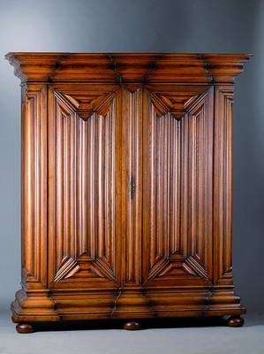 Frankfurter Ecknasenschrank, um 1750, Eiche massiv, Verkröpfungen, kräftige WellenprofilierungSeiten kassettiert, Kugelfüße, Kopf vielfach ...