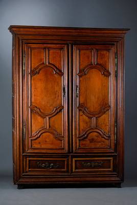 Lothringer Schrank, um 1780, Eiche/Nußbaum, 2-türig, 2-schübig, Schubladen mit verzierten Beschl., einer fehlend, Füße gekürzt, schwundrissig, ...