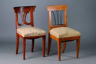 2 Stühle, deutsch, um 1810, Kirschbaum, Rücken verstrebt, Zierteile geschwärzt, alt belassen, Furniersch., Restauration empfohlen, ca. 91x46x43 ...