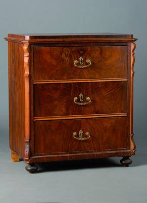 Kleine Kommode, mitteldeutsch, um 1850/60, Nußbaum, Wurzelnußfurnier mehrfach gesp. verlegt, teilrest., Beschl. und Füße später, ohne ...