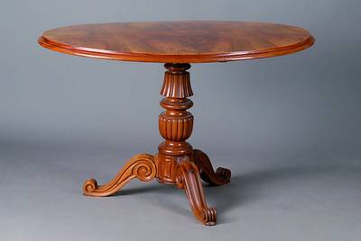 Ovaler Tisch, deutsch, um 1870/80, Nußbaum, klappbar, reich gedrechselter Fuß, l. verzogen, st. Gebr.-Sp., schwundrissig, Furniersch., ca. ...
