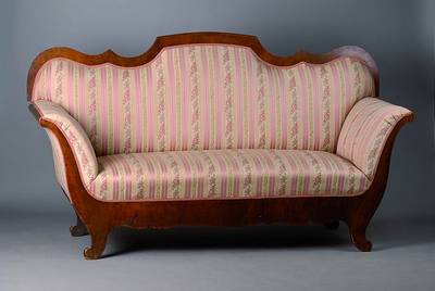 Sofa, deutsch, um 1835/40, Spätbiedermeier, Nußbaum, allseitig geschweift, Furniersch., st. Gebr.-Sp., Bezug erneuert, ca. 110x195x68 cm, Sh. 47 cm