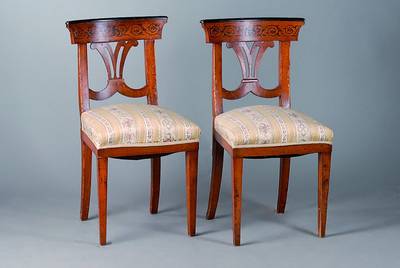 2 Stühle, deutsch, um 1820, Nußbaum, Rücken verstrebt, Abschlussleiste geschwärzt, alt belassen, teils besch., Restauration empfohlen, ca. ...