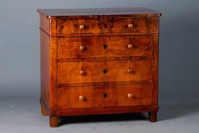 Kommode, deutsch, um 1840/50, Nußbaum/Wurzelnußfurnier, 4-fach gespiegelt, 4-schübig, abgerundete Ecken, Zierknöpfe und Füße sek., ...