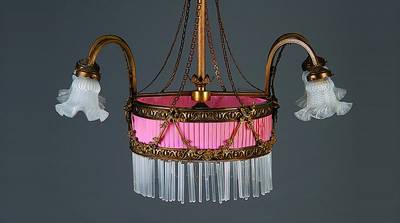 Deckenlampe, klassizistischer Stil, um 1910/20, Messinggestänge, mit Glasgehänge fünf Brennstellen, rosafarbene Stoffeinlage, 1Glasschirm ...