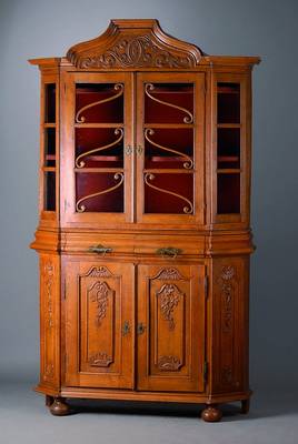 Aufsatzschrank, um 1820, Oberbergisch, Eiche, Marriage, Oberteil später, 2-teilig, Oberteil 2-türig verglast u. versprosst, Unterteil 2-türig, ...