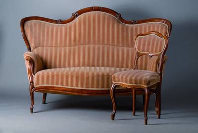 Sitzgruppe, Frankreich, um 1835, best. aus Sofa und 4 Stühle, diese um 1860/70, passend aber nicht dazugehörig, Nußbaum, allseitig geschweift, ...