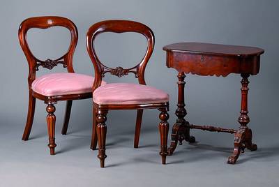 Nähtisch, deutsch, um 1880/90, Marriage, Oberteil um 1900, Unterteil Nußbaum, Oberteil Mahagoni, Beine reich gedrechselt, Akanthusblattschnitzerei, ...