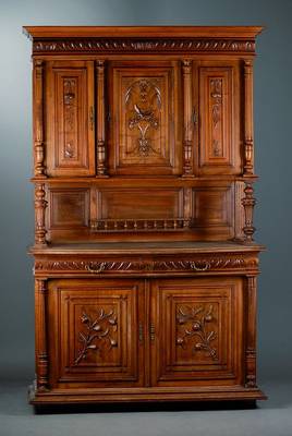 Aufsatzbuffet, Frankreich, um 1900, Nußbaum,Unterteil 2-türig, 2-schübig, Oberteil 3-türig reich geschnitzt in Form v. Knospen und Blättern, ...