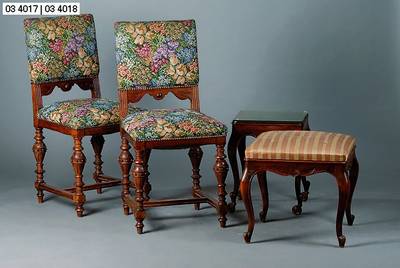 4 Stühle, Gründerzeit, um 1890, Eiche, Beine reich gedrechselt, verstrebt, Bezug m. Blumenmuster sek., teils besch., Polsterung alt belassen, st. ...