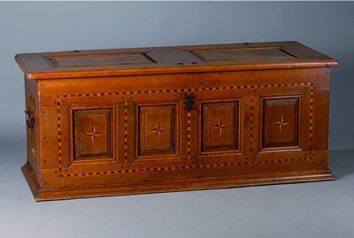 Truhe, deutsch, dat. 1860, Eiche, Band und Sternintarsien, Front, Seiten und Deckel kassettiert, ohne Schlüssel, Schloss aus der Zeit, ...