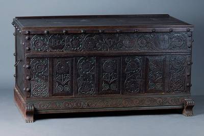 Flachdeckeltruhe, dat. 1806, Eiche, ohne Schloß, Front reich geschnitzt, Blüten und Blätterverz., grünliche Bemalung sek., seitl. Eisengriffe, ...
