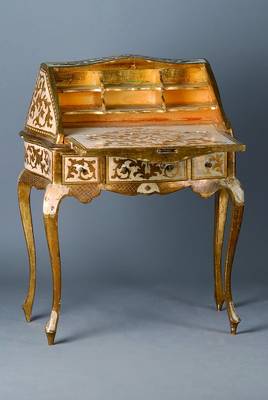 Kleiner Sekretär, nach dem Vorbild v. 1770, Venedig, weiß und goldfarben gefasst, 3 -schübig, Klappe, allseitig geschweift, reiche florale ...