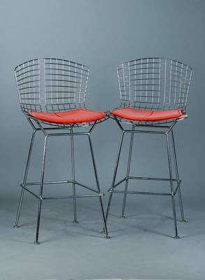 Zwei Barhocker, Firma Knoll International, um 1962, Entwurf Bertolia, Sitz und Rücken aus gebogenem Gittergeflecht, Gesamthöhe ca. 110 cm, ...