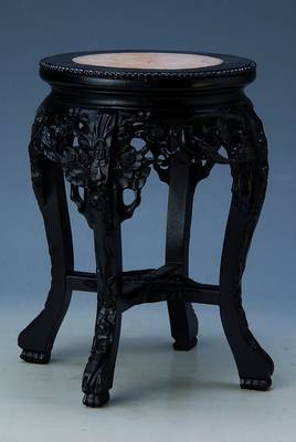 Blumenhocker, China, 20.Jh., schwarz gefaßtes Holz, reich geschnitzt mit Blüten u. Vogel in Durchbrucharbeit, Marmorplatte, H.ca.45cm