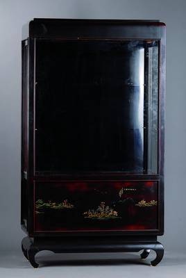Vitrine, nach chinesischem Vorbild des 18. Jh., schwarz gefasst, rotgrundig, Front und Seiten m. Malereien, seitl. 2 Türen, abgerundete Ecken, ...