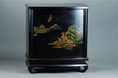 Barschrank, nach chinesischem Vorbild des 18. Jh., schwarz gefasst, rotgrundig, 1-türig, Front m. Malerei, Zarge geschweift, st. Gebr. -Sp., ca. ...