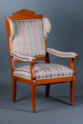 Ohrenbackensessel, süddeutsch, um 1820-25, Kirschbaum, Beine geschweift, Polsterung alt belassen, Bezug sek., Armlehnen in Voluten auslaufend, Reste ...