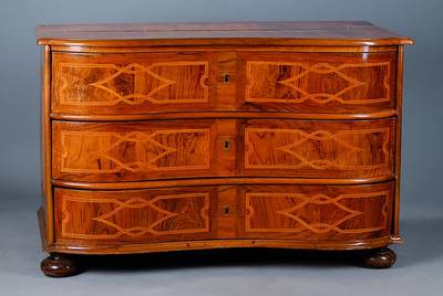 Kommode, Freiburger Raum, um 1750, Nußbaum intarsiert, diese Ahorn, 3-schübig, Front geschweift, Seiten kassettiert, ohne Beschl., Platte stark ...