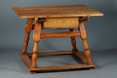 Sog. Jockel-Tisch, Pfalz/Westrich, um 1820, WH/Obstholz, 1 Schublade, Reste alten Wurmbefalls, st. Gebr.-Sp., ca. 80x112x105 cm
