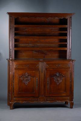 Aufsatzbuffet, Elsaß, um 1860, Eiche, Unterteil 2-türig, 2-schübig, Oberteil m. 5 Ablegebrettern, sparsame Akanthusblattschnitzerei, Zarge ...