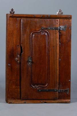 Eck-Hängeschrank, um 1760, Eiche, 1 Tür, Eisenbeschläge, rustikal, schwundrissig, st. Gebr.-Sp., alt belassen, ca. 70x51x28 cm