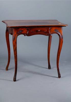 Tisch, Pfalz, Umkreis Speyer, um 1750, Nußbaum, allseitig geschweift, 1 Schublade, sparsame Blumenschnitzerei, Platte fleckig, st. Gebr.-Sp., ca. ...