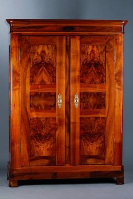 Biedermeierschrank, 1820/30, Badisch/Pfalz, im Ursprung, Org. Zustand, org. Schlüssel, 2 -türig, Nußbaum/Wurzelnußfurnier, abgerundete Ecken, ...
