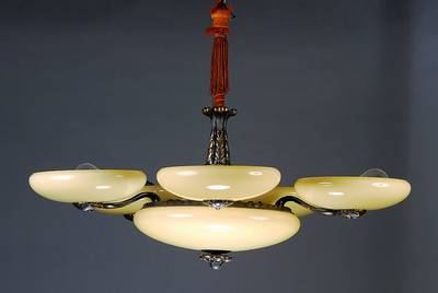 Deckenlampe mit Eulenmotiven, deutsch, 30er Jahre, Messing, fünf Arme, Teller- glasschalen, Mittelschale, sechs Brennstellen D. 78 cm