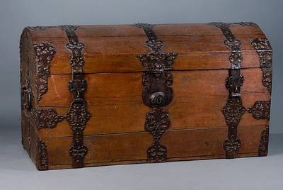 Reisetruhe, deutsch, um 1760/70, Eiche, reich verzierte Eisenbeschläge, schwundrissig,ohne Schlüssel, st. Gebr.-Sp., alt belassen, ca. 81x143x70 cm