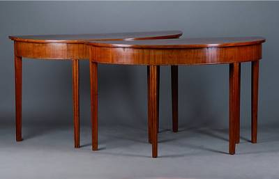 Paar Konsolentische, wohl England, um 1860, Mahagoni, einzeln oder zusammen als runder Tisch stellbar, geriefte Beine, Leistenteile besch., st. ...