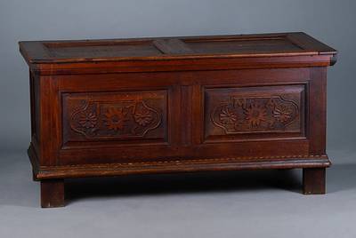 Flachdeckeltruhe, süddeutsch, um 1820, Eiche, ohne Schloß, Blumenschnitzerei, Zahnfries, Füße und untere Leiste sek., Front auf Rahmen gearb., ...