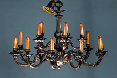 Schwerer Bronzeleuchter mit passenden Wandlampen, 60/70er Jahre, zweistöckig, Barockstil, 15 Brennstellen, H. ca. 63 cm, D. ca. 89 cm, Funktion ...