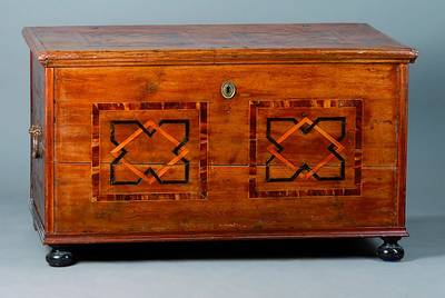 Flachdeckeltruhe, süddeutsch, um 1820-30, Weichholz, intarsiert, ohne Schloß, Boden erneuert, st. Gebr.-Sp., alt belassen, schwundrissig, ca. ...