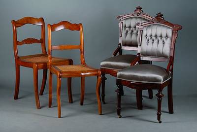 Zwei Salonstühle, um 1890, viktorianisch, Mahagoni, mit Seidenbezug, dieser l. fleckig, sparsame Schnitzereien, Beine gedrechselt, Frontbeine m. ...
