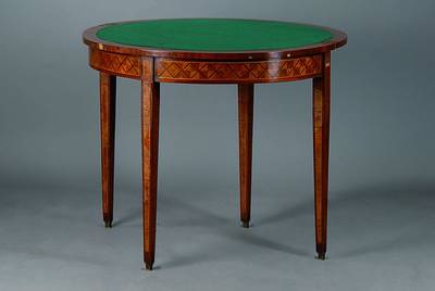 Spieltisch, England, um 1890, Mahagoni/Nußbaum, aufklappbar, Platte innen m. grünem Filz, Würfelintarsien, Fadenintarsien, Furnierschäden, ...