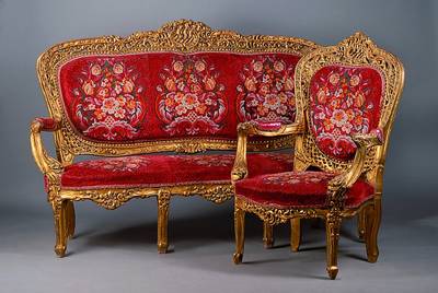 Sitzgruppe, Italien, nach dem Vorbild v. 1710 , um 1960, best. aus Sofa und 2 Armlehnsessel, Buche goldfarben gefasst, reich geschnitzt, teils in ...