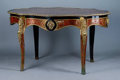 Tisch, Frankreich, um 1870, Barockstil, schwarz gefasst, reich verzierte Messingintarsien m. Schildpatteinlagen, gold und rot, reiche Bronzeappliken, ...
