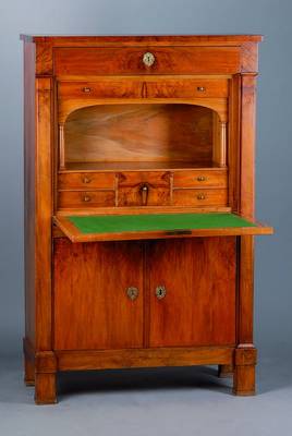 Sekretär, deutsch, um 1820, Nußbaum furniert, 2-türig, 1 Kopfschublade, Klappe, Inneneinrichtung m. 6 Schubladen und Ablegefächern, z. größten ...