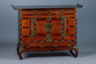 Kleine Anrichte, Korea, Mitte 20. Jh., Esche, 4-schübig, 2-türig, dekorative Messingbeschl., st. Gebr.-Sp., ca. 83x110x40 cm