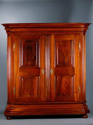 Barockschrank, um 1750, Nußbaum/Wurzelnußfurnier, 2-türig, orig. Schloss und Beschläge, abgeflachte Ecken, Front kassettiert, Seiten m. ...
