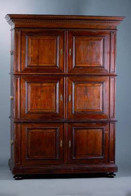Brandschrank, deutsch, um 1810, WH, dunkel gefasst, 3-teilig, je 2 Türen, Front kassettiert, Seiten m. Eisengriffen, Kopf vielfach getreppt, ...