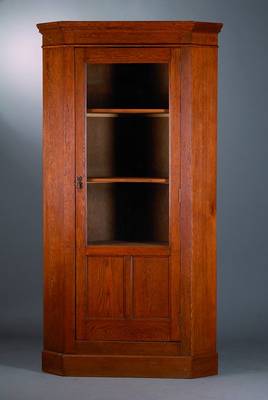 Eckschrank, deutsch, um 1910, Eiche, 1-türig, Tür teilverglast, 3 Einlegebretter, abgeflachte Ecken, Kopf vielfach getreppt, st.Gebr.-Sp., ca. ...