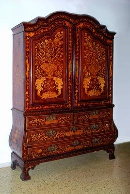 Kabinettschrank, Niederlande, um 1820, Palisander, Ahornintarsien, Oberteil 2-türig, Unterteil 4-schübig, Unterteil l. bombiert, Kopf geschweift, ...