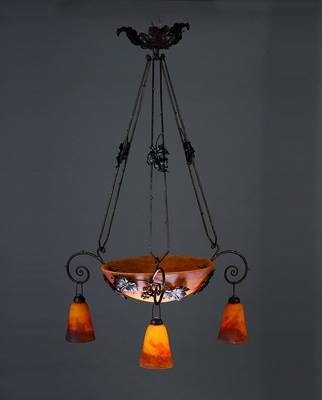 Deckenlampe, Frankreich, Müller Fres Luneville, um 1910, schmiedeeiserne Montur mit Weinlaubdekor, drei Glockenschirme u. Mittelschale mit gelben, ...